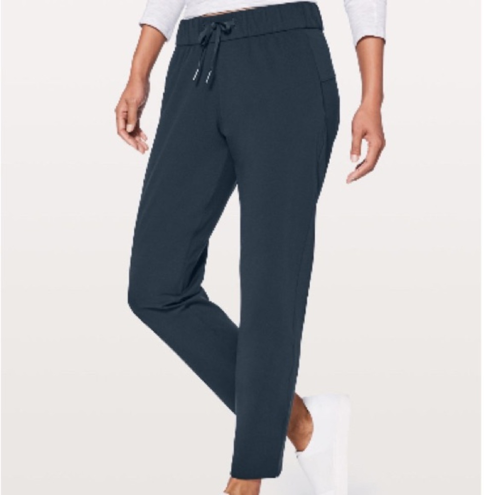 Women's Lululemon on the fly ankle pants